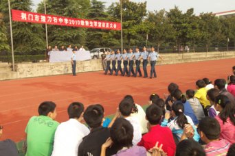 我校2010年軍訓(xùn)拉開帷幕 新生邁開堅實第一步