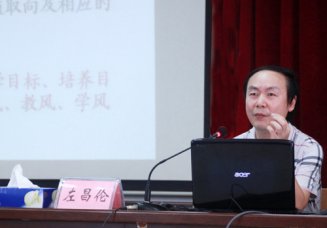 集訓(xùn)再起高潮，市教科所專家左昌倫來我校作報告