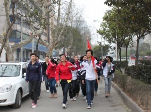 校團(tuán)委組織團(tuán)員代表祭掃烈士陵園