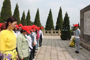  緬懷革命先烈 弘揚(yáng)民族精神