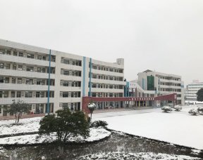 雪中教學樓風采